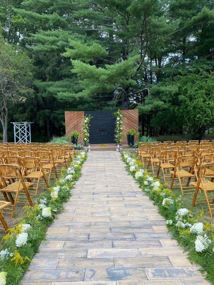 garland down the aisle for ceremony space