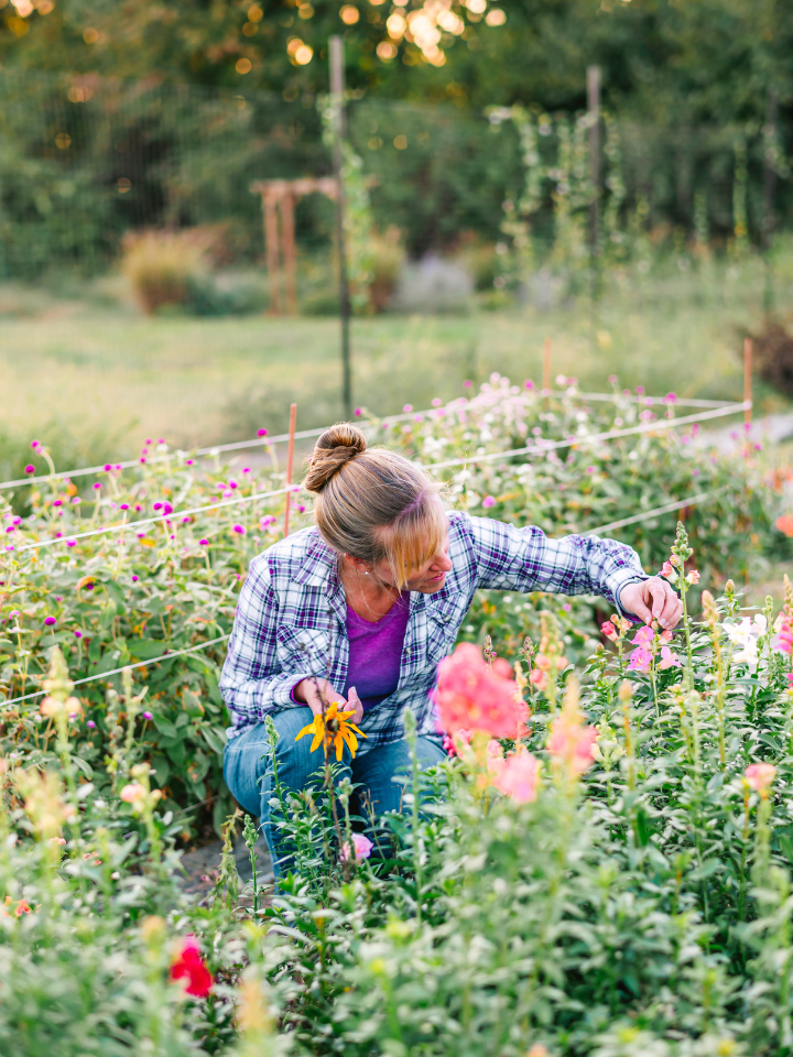 liza_flowers Liza in the flower field
