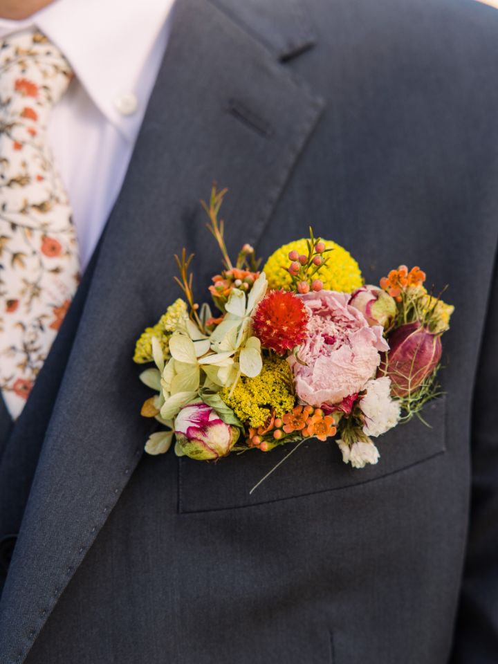 dried and fresh pocket square for groom
