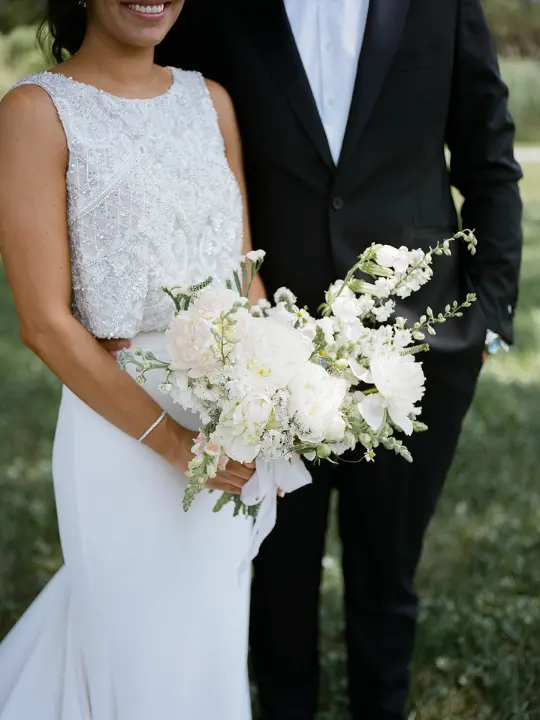 chesapeakebaymaritimemuseumwedding_whitebouquet White neutral floral bouquet for a bride