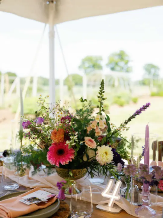 compotearrangement Scattered bud vases at the paca house