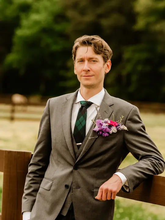 groomwithpocketbout Groom with a pocket boutonniere