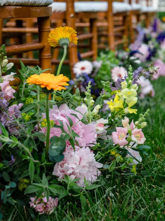 groundflorals Bright ground florals for ceremony