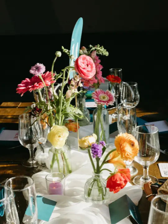 scatteredvaseswithrunner Scattered vases on a rectangle table with white gauze runner