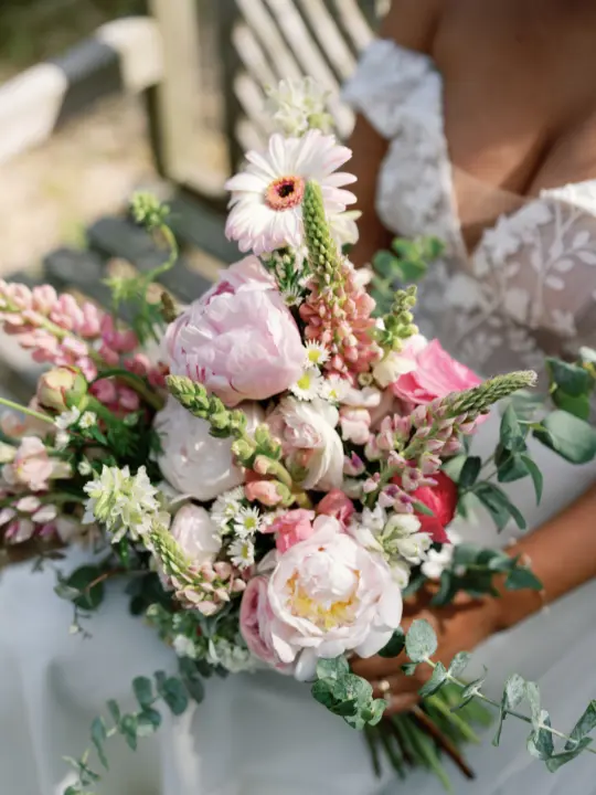 springpastelpacahousewedding Bride spring pastel bouquet up close