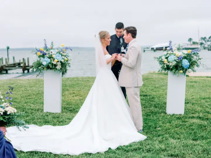 whitepedestalfloralceremony White pedestal floral installations for ceremony