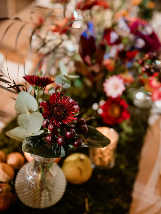 kent-island-resort-winter-greenery-arrangements Winter greenery up close for a Kent Island resort wedding