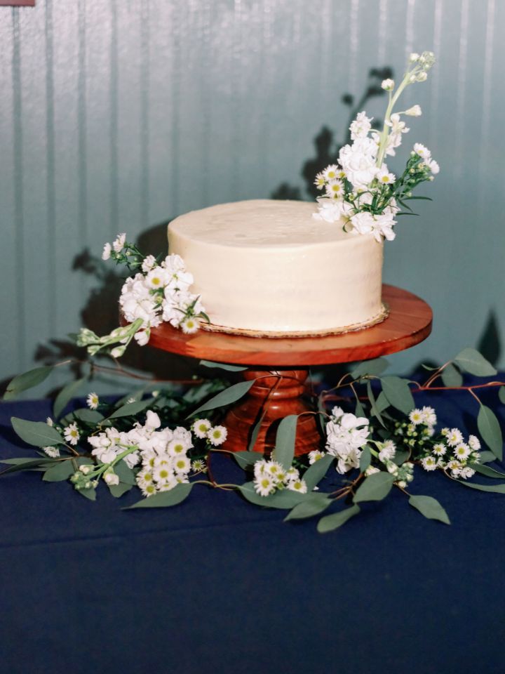 Single tier white cake with flowers.