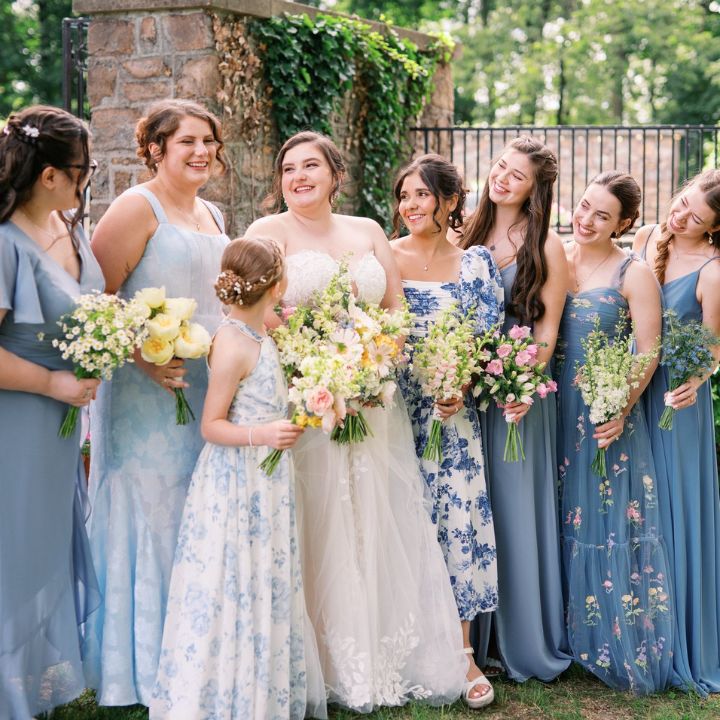 bridesmaids sq Bride and bridesmaids hold monofloral bouquets