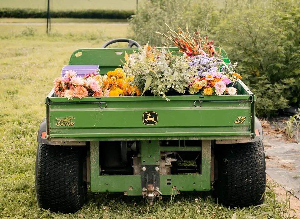 learn-to-grow-your-own-flowers Lizzy creating an arrangement in the shop