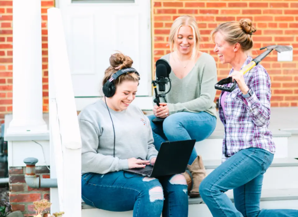 listen-to-the-flower-files Lizzy creating an arrangement in the shop