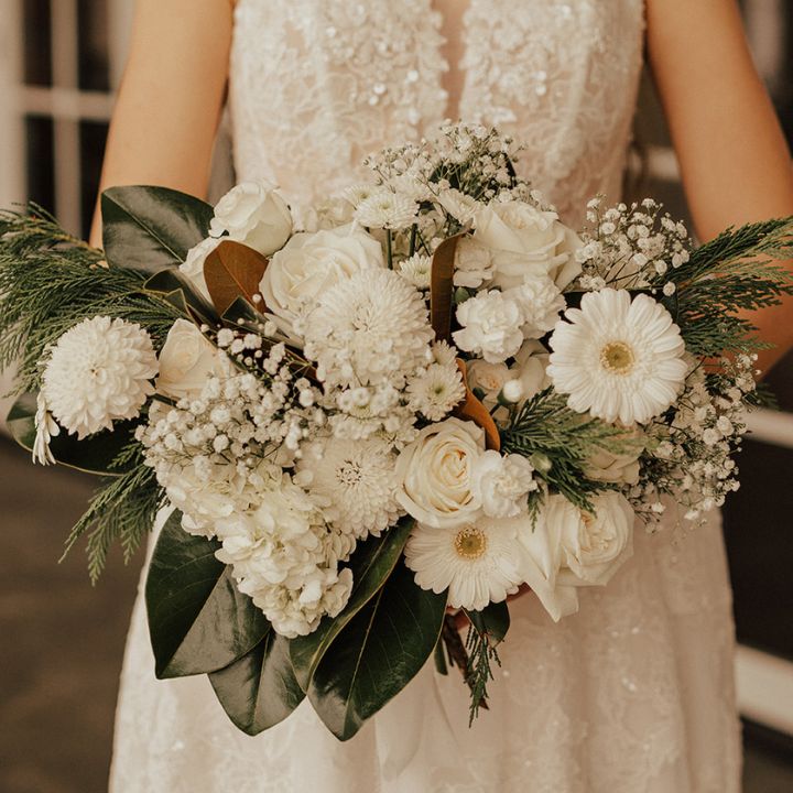 winter flowers White winter bridal bouquet.