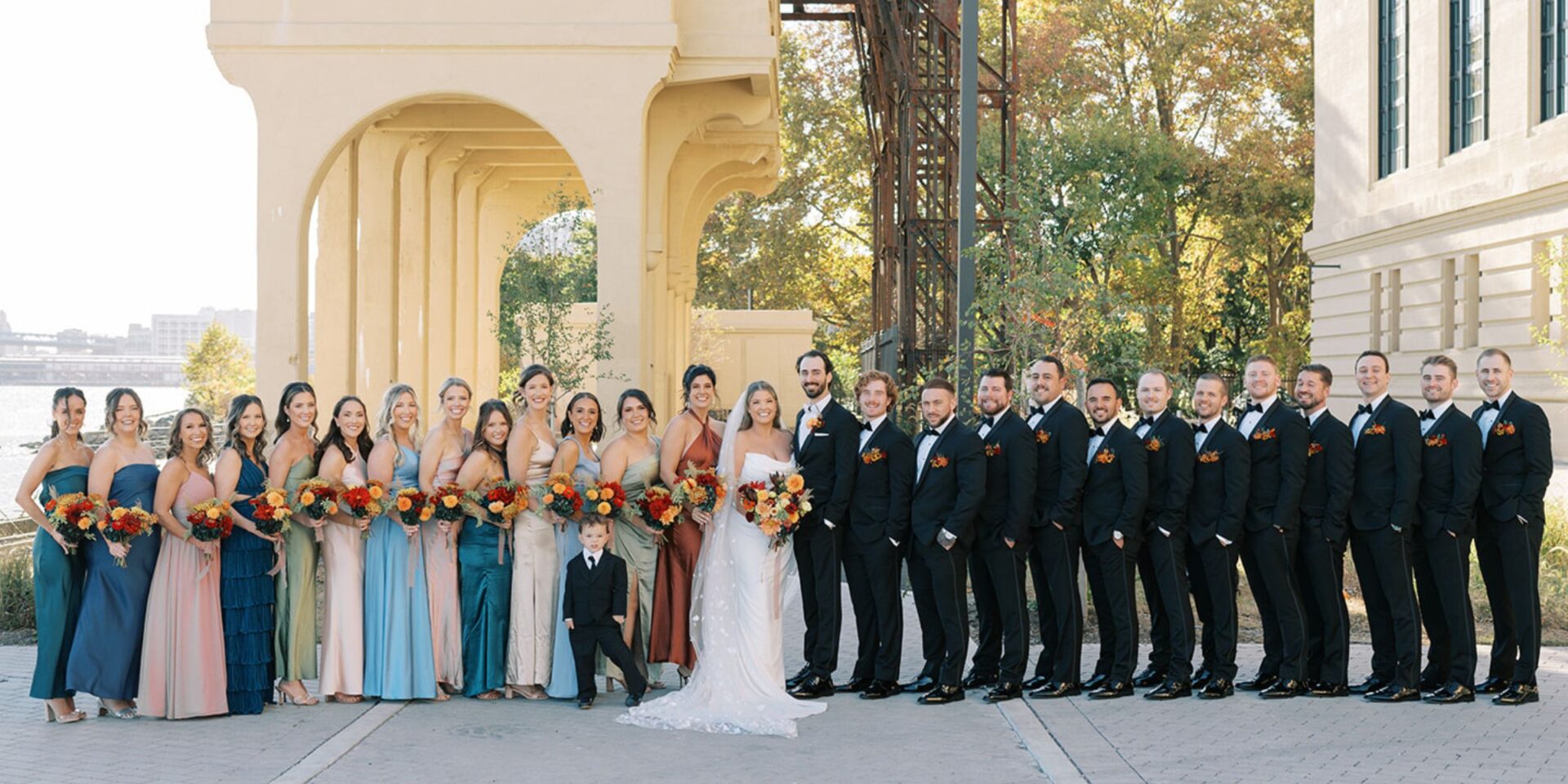 Full wedding party lined up for photo.